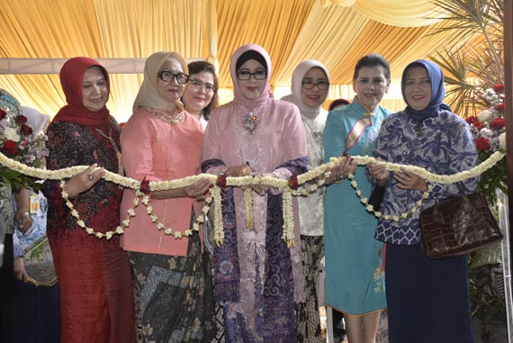 Ketua Dekranasda Prov. Jatim Resmikan Galeri Ida