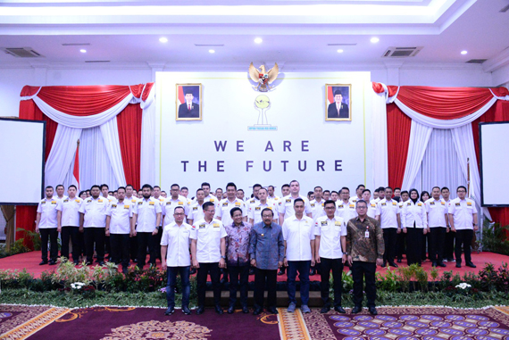 Pakde Karwo Minta HIPMI Jatim Atasi Impor Bahan Baku