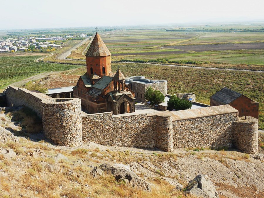 Монастырь-крепость Хор Вирап - уникальный памятник ХХVII