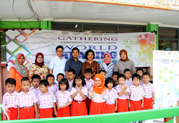 Peduli Kesehatan Telinga, DWP Setda Provinsi Jatim Gelar Pemeriksaan Telinga Anak