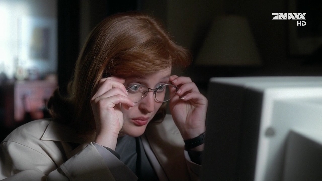 Тетя любит большой. Скалли в очках. Секретные материалы девушка в очках. Тульпа секретные материалы. Dana Scully screencap.