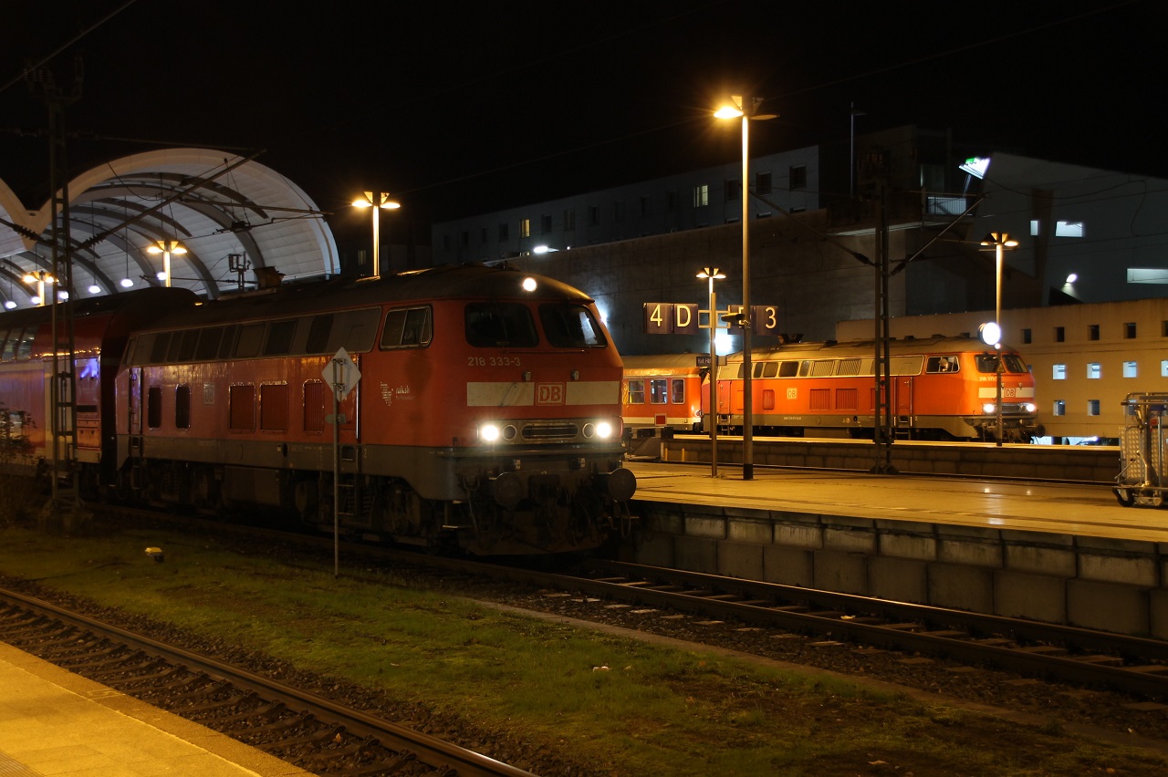 218 333-3 und 218 371-3 im Kieler Hauptbahnhof