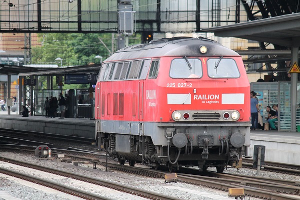 225 027-2 in Bremen Hbf