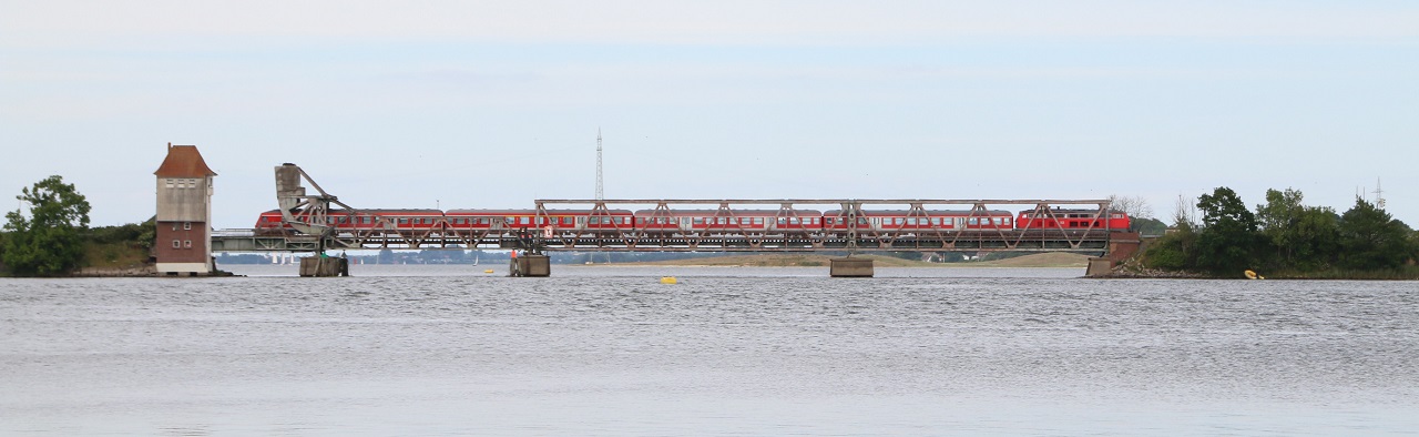 218 460-4 auf der Klappbrücke Lindaunis
