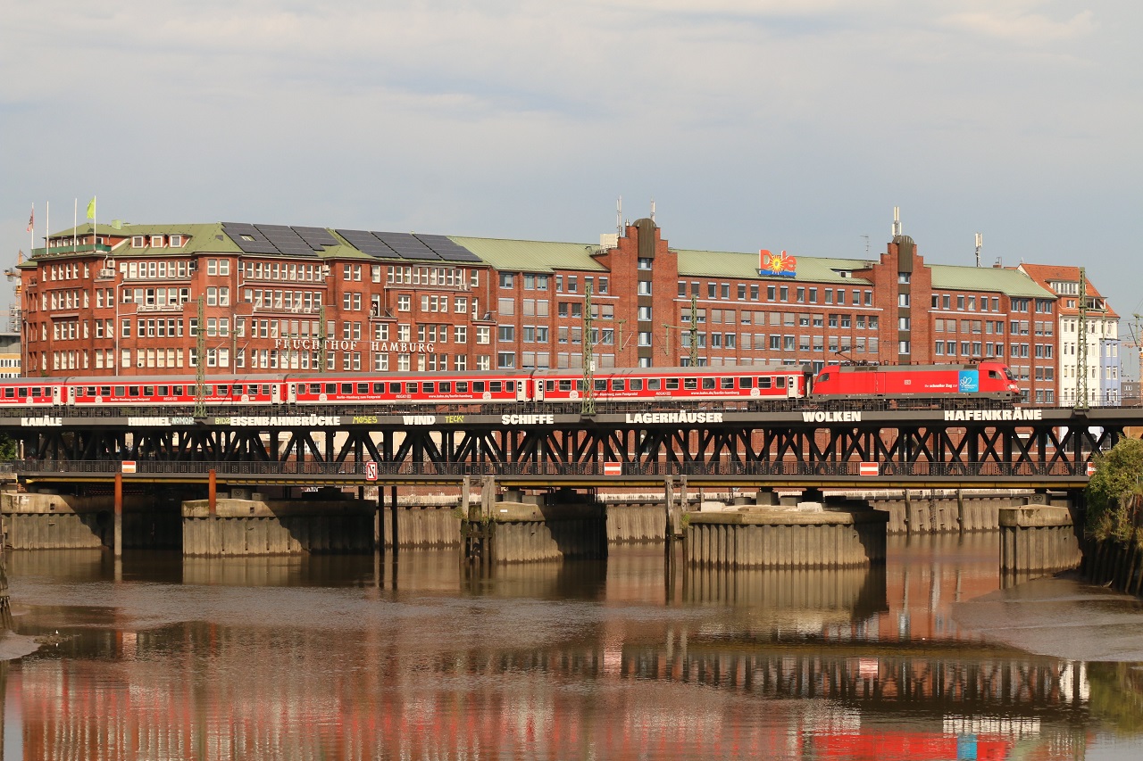 182 001-8 mit IRE 18097 in Hamburg